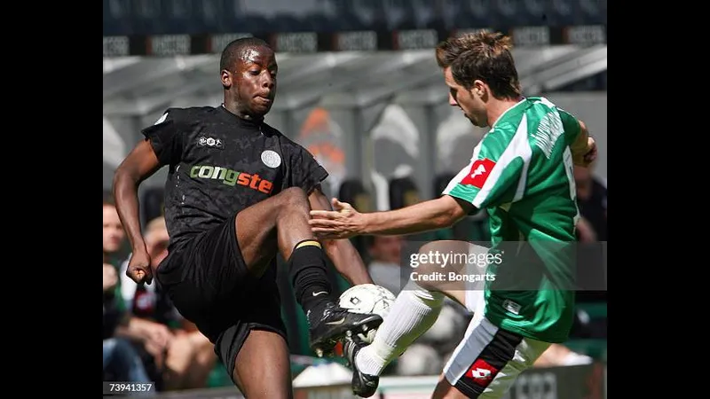 Cầu thủ Monchengladbach vượt qua St. Pauli để tiến gần khung thành