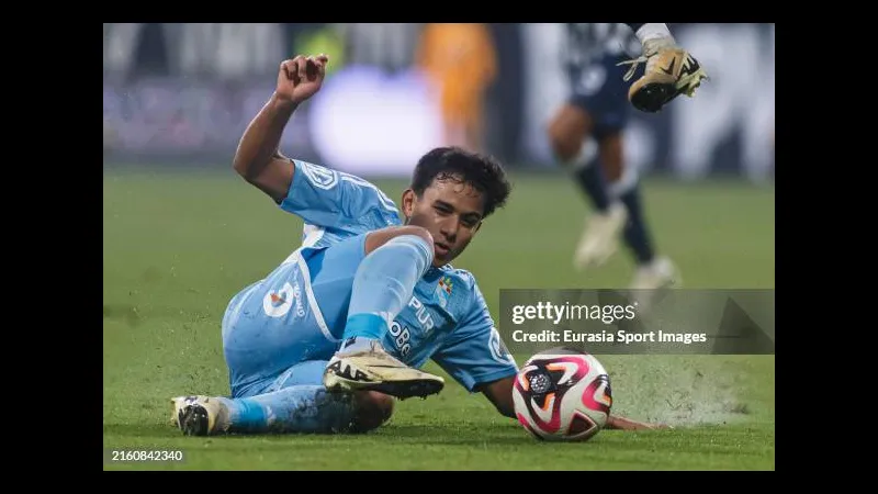 Cầu thủ của Sporting Cristal cố gắng giữ bóng trước áp lực của cầu thủ Alianza Lima