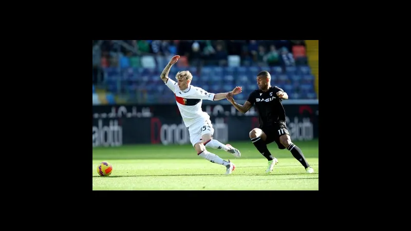 Cầu thủ của Udinese dùng kỹ thuật cá nhân vượt qua Genoa trên sân cỏ Cầu thủ của Udinese dùng kỹ thuật cá nhân vượt qua Genoa trên sân cỏ